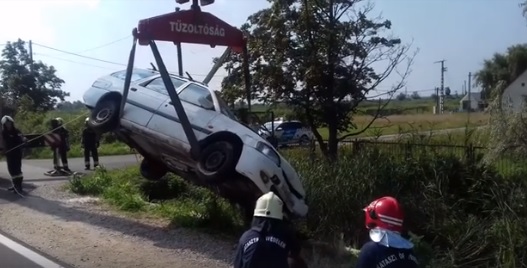 Videó – Daruval emelték ki az autókat a vízből a karambol után