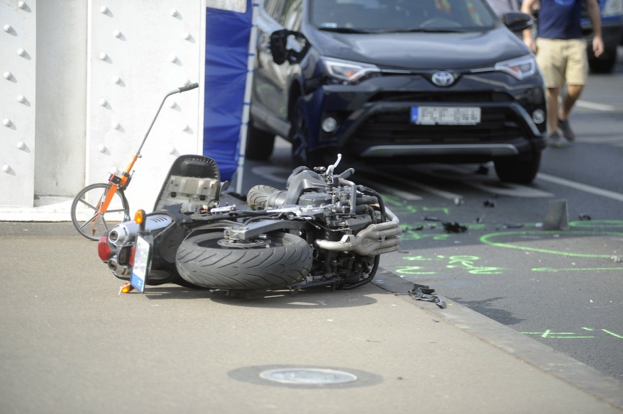 Fotók – Miért halt meg a motoros az Erzsébet hídon?