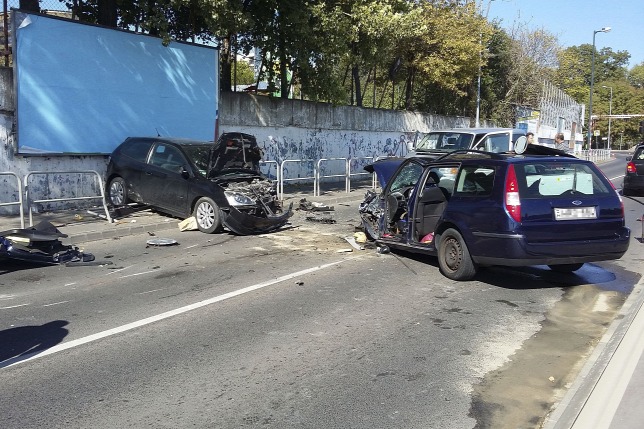 Fotók – Öt autó és egy kerékpáros ütközött össze Óbudán a Slachta Margit rakparton