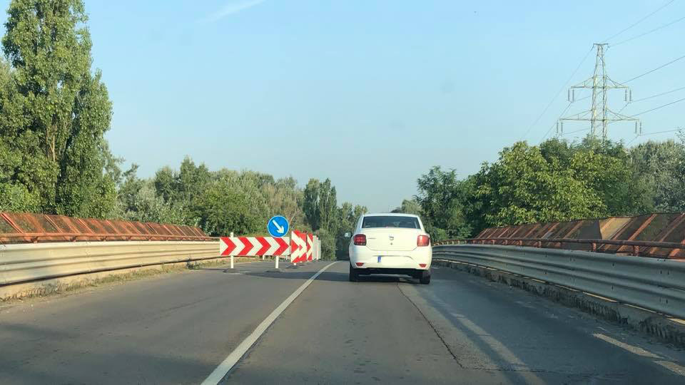 Nagyon veszélyes útszűkítés a felüljáró tetején