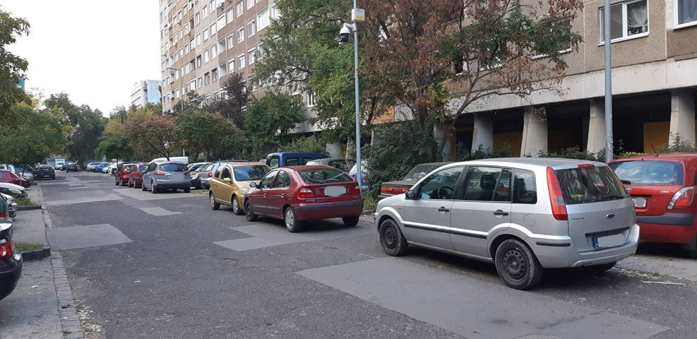 Parkolási morál a 3. kerületi Hímző utcában, PIAC napokon