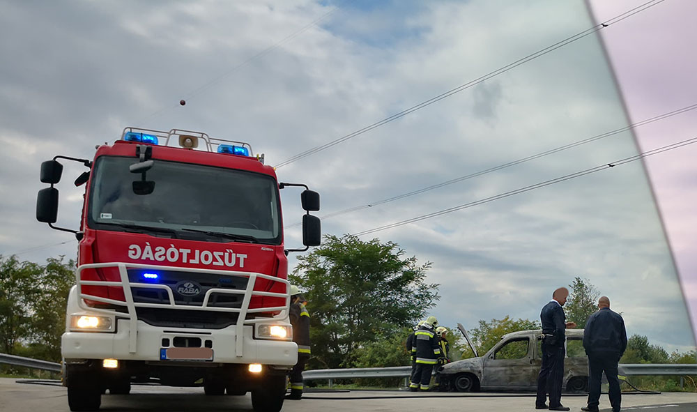 Így égett ki egy kisáruszállító a Maglódi Auchannál