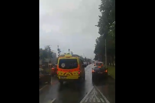 Profi módon segítették az autósok a beteghez siető mentők előrejutását!