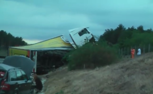 Videó – Kamion és személyautó ütközött szombat este az M3-as autópályán