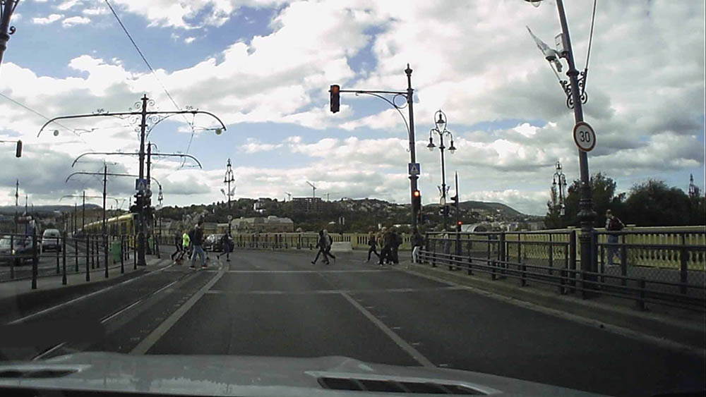 VIDEÓ: 4 másodperc nem elég, hogy megálljon a pirosnál a Margit hídon?
