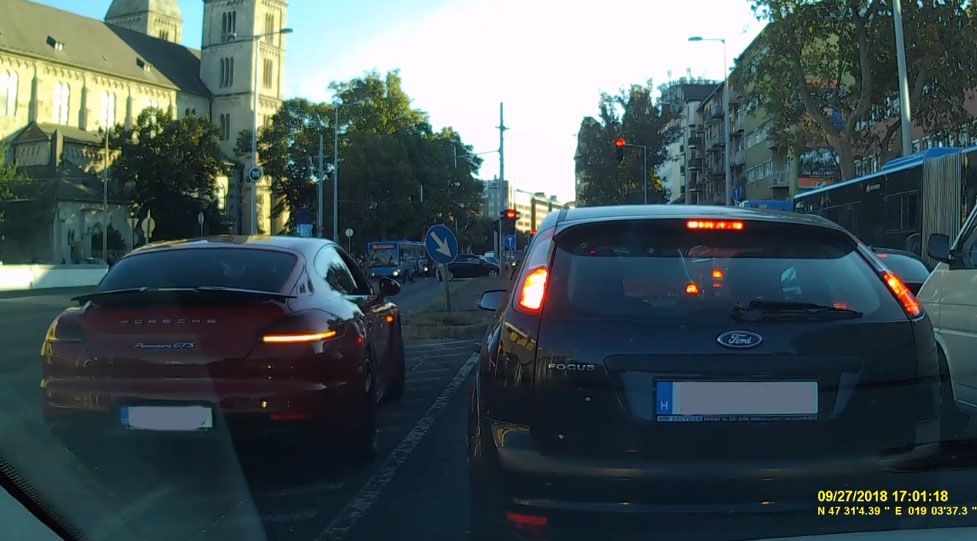 VIDEÓ: Szembe forgalommal, át a piroson, gyalogosokat majdnem elgázolva kerülte ki a sort
