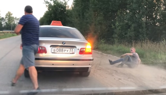 Videó – A maga módján szankcionálja a szemetelést ez a taxi-s