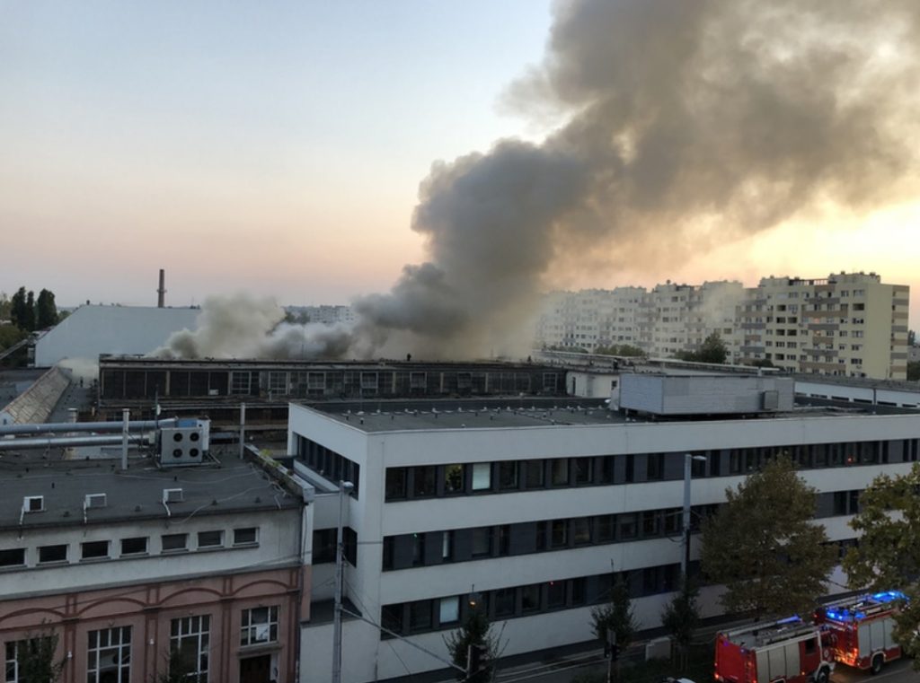Hatalmas lánggal ég egy raktárépület Kelenföldön