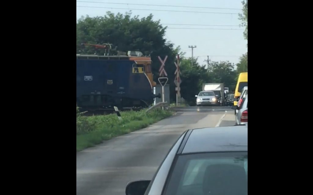 VIDEÓ: Vasúti átjáróban rossz a félsorompó és a fényjelző is. Így kell helyesen cselekedni