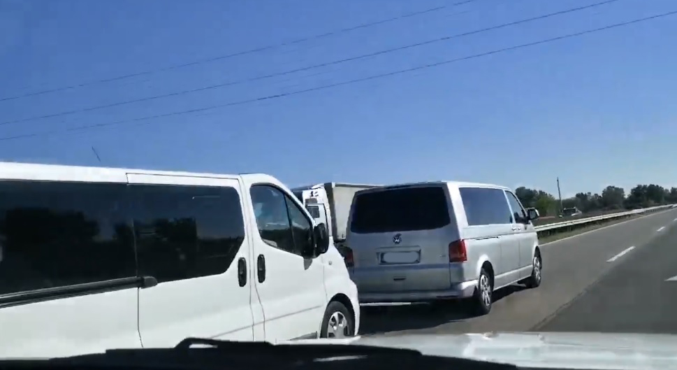 VIDEÓ: 140-nel vontattak az M5-ön. Lencsevégre kapták őket