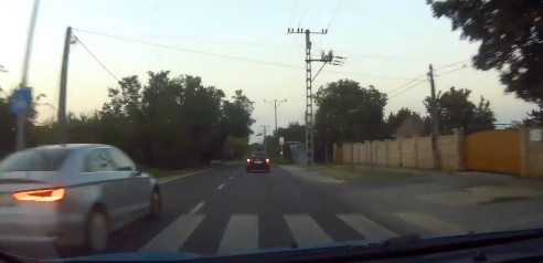 Videó – Ezt nem kéne!  50-es táblánál, zebrán előzni nagy sebességgel