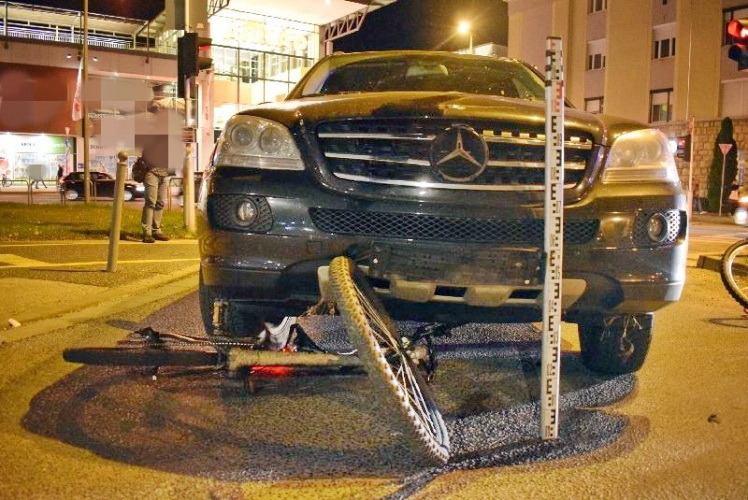 Ittasan gázolt kerékpárost a tilos jelzésnél áthajtó Mercedes vezetője