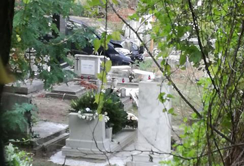 Sírok közé hajtott a Farkasréti temetőben az autós