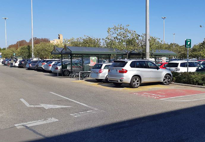 Újabb bunkók vették igénybe a családi parkolót, az Óbudai Auchanban