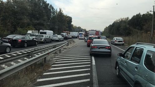 Hatalmas a dugó az M0-son, 5 autó és egy járműszerelvény ütközött