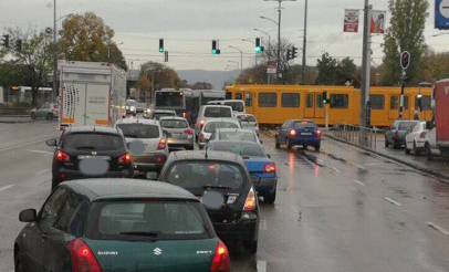 Kisbusz ütközött villamossal az Örs Vezér terén