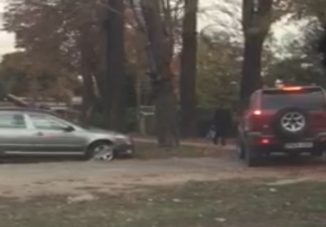 VIDEÓ: A Zugligeti úti tahó, aki a gyalogosnak elsőbbséget adva a JÁRDÁN előzi meg a sort