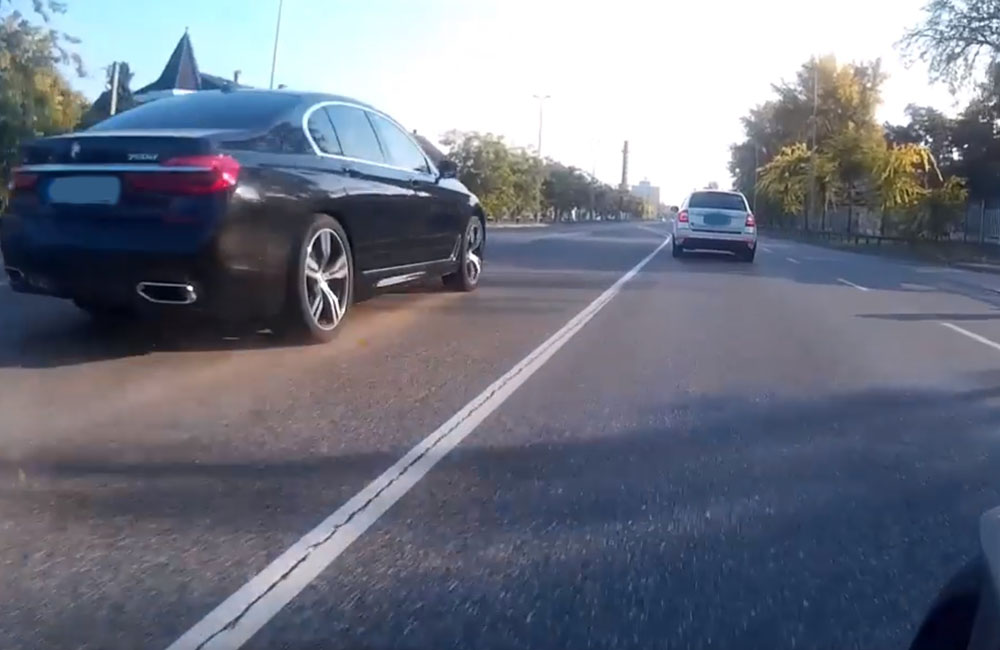 VIDEÓ: Az ilyeneket tényleg csak a kerítés tartja vissza, ha át nem szakítják