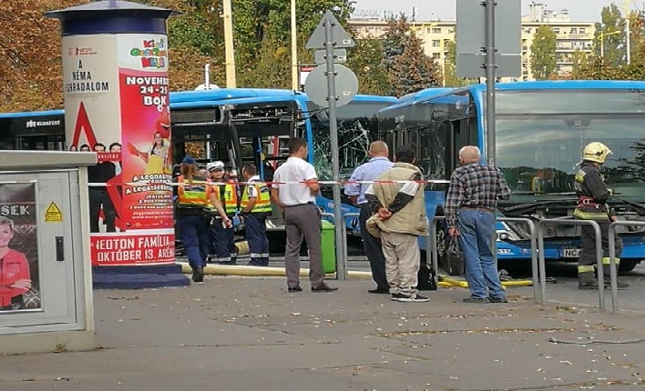 Fotók – Útlezárás! Autóbuszok ütköztek össze a BAH- Csomópontnál