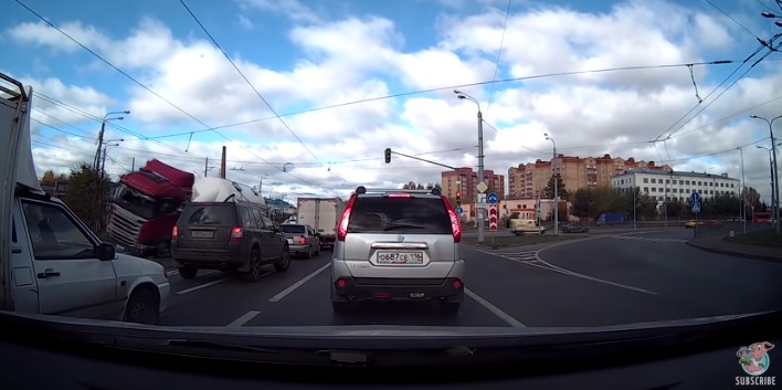 Videó – Oldalára borulva zuhant a személyautók közé a kanyarodó kamion