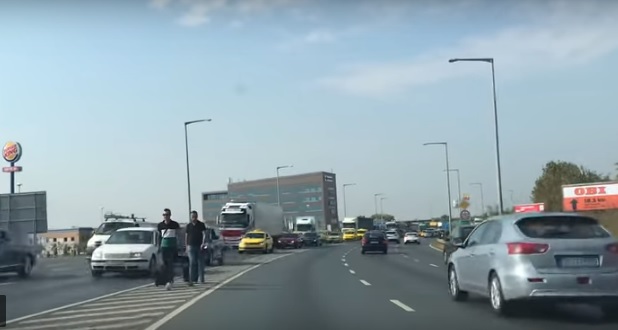 Videó – Erdogan érkezése miatt volt dugó a Ferihegyi gyorsforgalmin: Volt, aki kiszállt a taxiból és gyalog, az út közepén indult a reptér felé