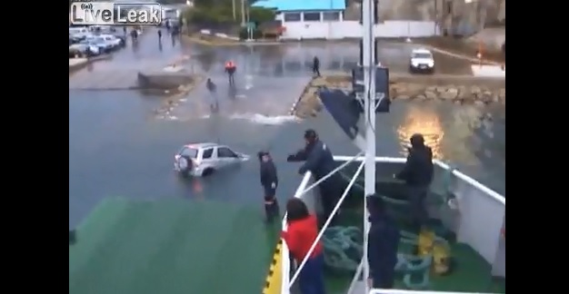 Videó – Miért akar valaki azelőtt leautózni a kompról, hogy az kikötött volna