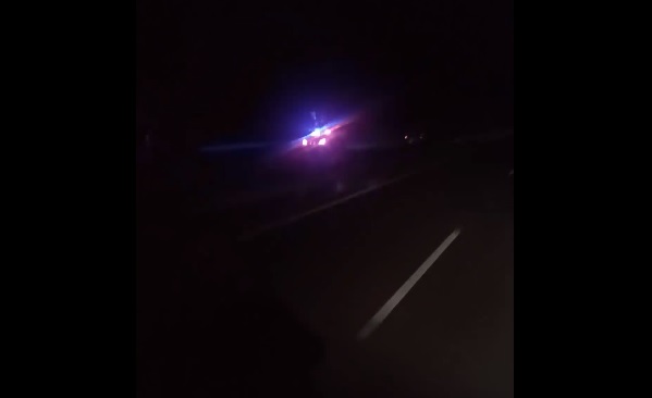 Videó – Forgalommal szembe haladó autóst üldöztek a rendőrök éjjel az M6-os autópályán