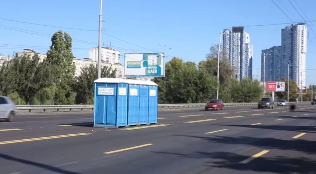 Videó – A nagy sietségben az út közepén hagyták a mobil wc-ket