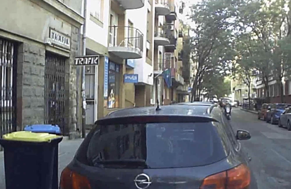 VIDEÓ: Anyósok! Mindig nézzetek a tükörbe, mielőtt kiszálltok. Meg előre is, az egyirányú utcában…