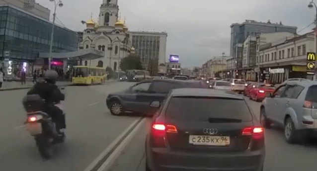 Videó – A szabálytalan autós és a szabálytalan motoros találkozása