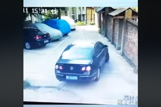 Videó – Vannak sofőrök, akik kifejezetten rosszul vezetnek, és itt van ő