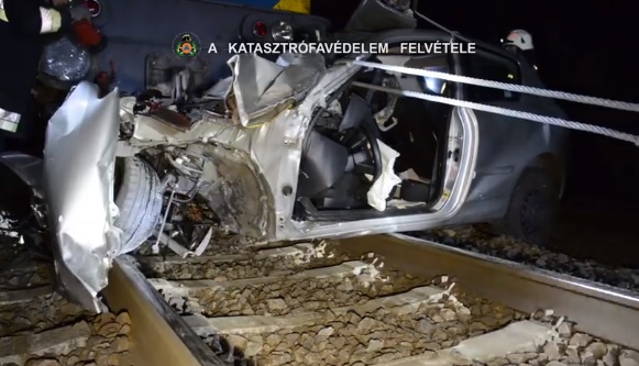 Videó – Vonattal és autó ütközött szombaton Dunakeszi Gyártelep és Alsógöd között
