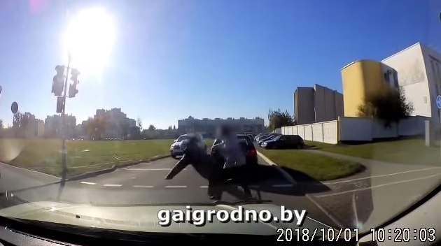 Videó- Hatalmasat esett a gyalogos a zebrán az autót vontató kötélben