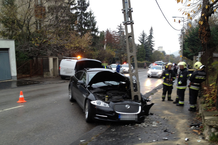 Fotók az Istenhegyi úti balesetről, ahol oszlopnak ütközött egy autó