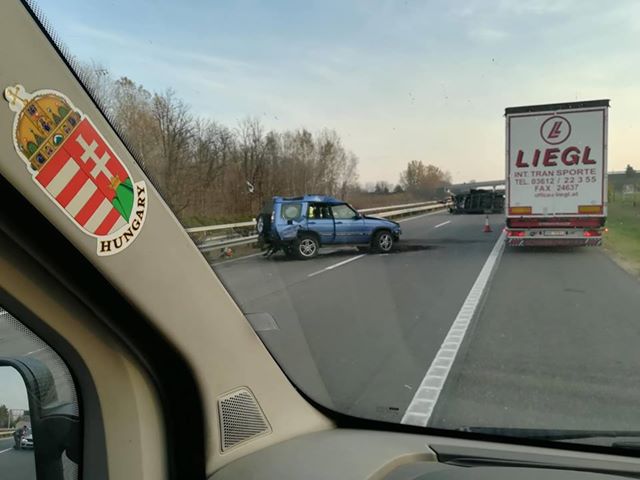 Fotók – Felborult egy autószállító tréler az M5-ösön