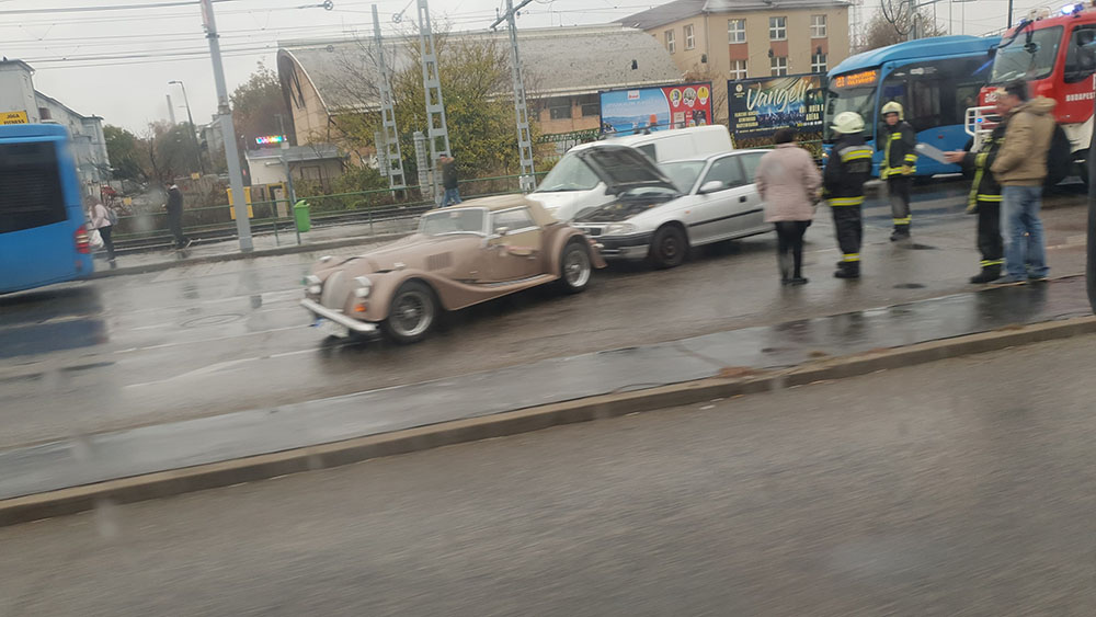 Hármas karambol a 20. kerületben, a Helsinki úton