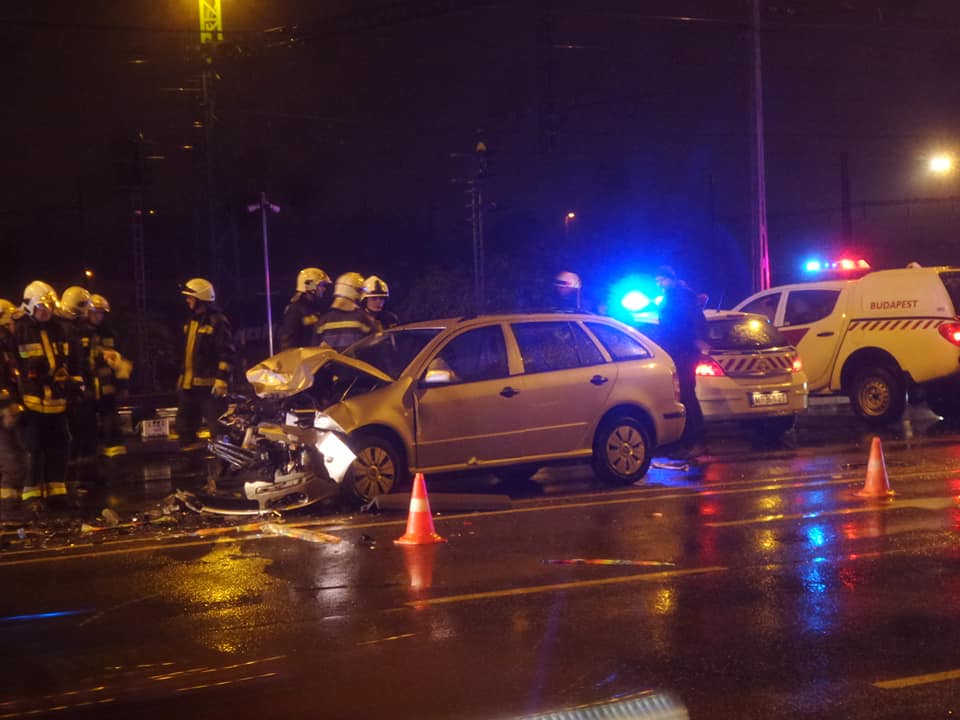 Csúnya, hármas baleset volt délután a Soroksári úton
