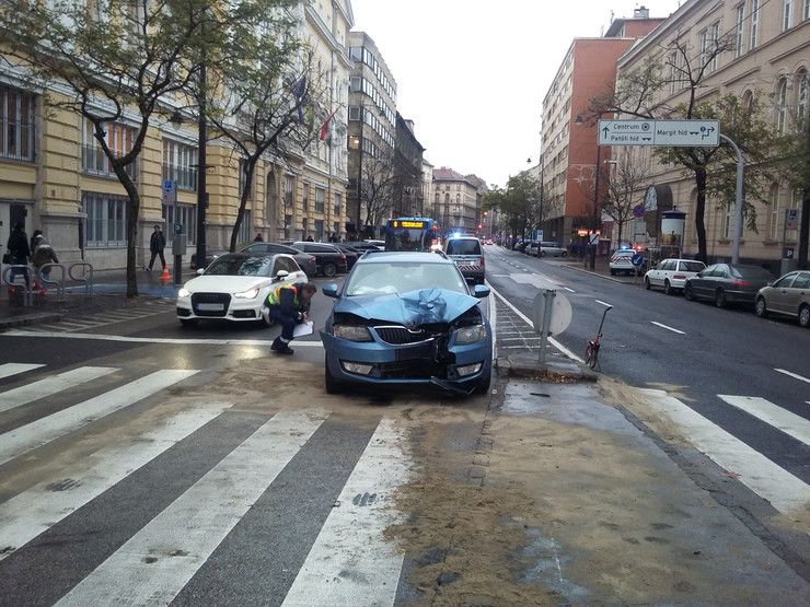 Fotó – A zebrán gázolt gyalogosokat egy autós a Baross utcánál