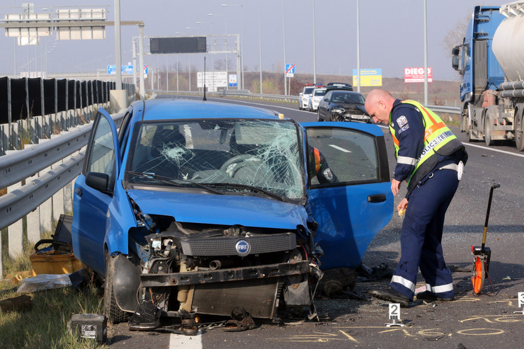 Fotók – Forgalommal szemben hajtott fel az M3-as autópályára, óriási karambol lett belőle