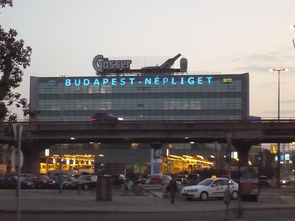 Sándor videóüzenetben borult ki: A népligeti busz pályaudvarra beteg gyermeket szállított. Lehet, hogy 30 ezerbe került?