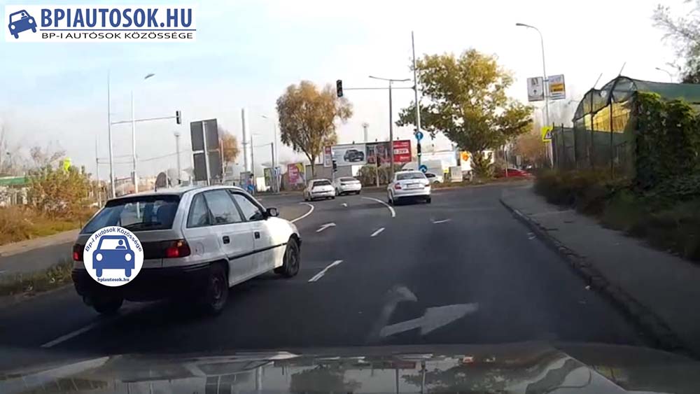 Ha így kanyarodsz jobbra, ne csodálkozz, ha telibe vernek te tökfej…