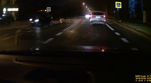 Videó – Sötétben tekert át a bringás a zebrán, csúnyán elgázolták