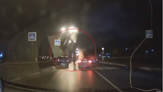 Videó – Mutatjuk az év talán egyik legszerencsésebb gyalogosát