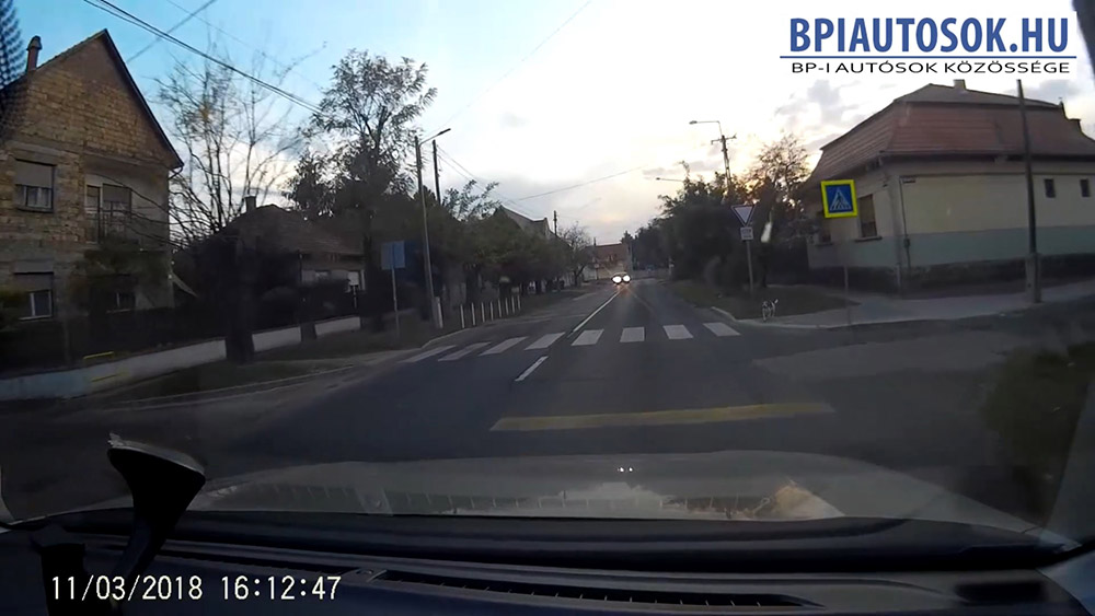 Videó: EMBEREK! Így kell biztonságosan, de határozottan átkelni egy zebrán
