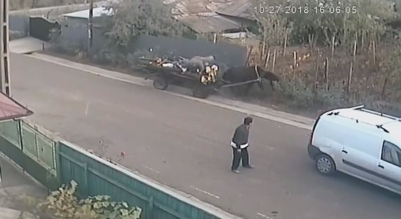 Videó – Jó, ennél bizarrabb baleset nem lesz az utakon
