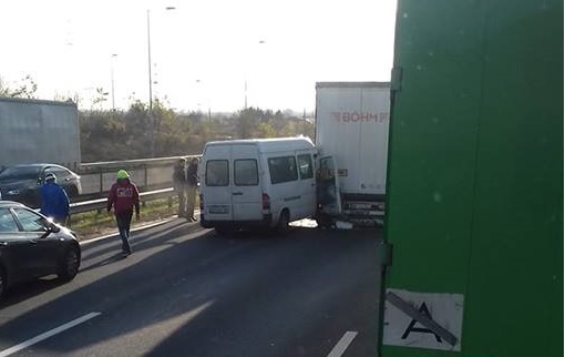 Fotók – Súlyos baleset az M0-áson az M6-os lehajtó közelében, egy beszorult személyt a tűzoltók szabadítottak ki