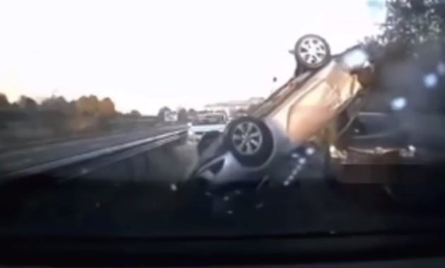 Videó – Hatalmas borulást rögzített a dashcam