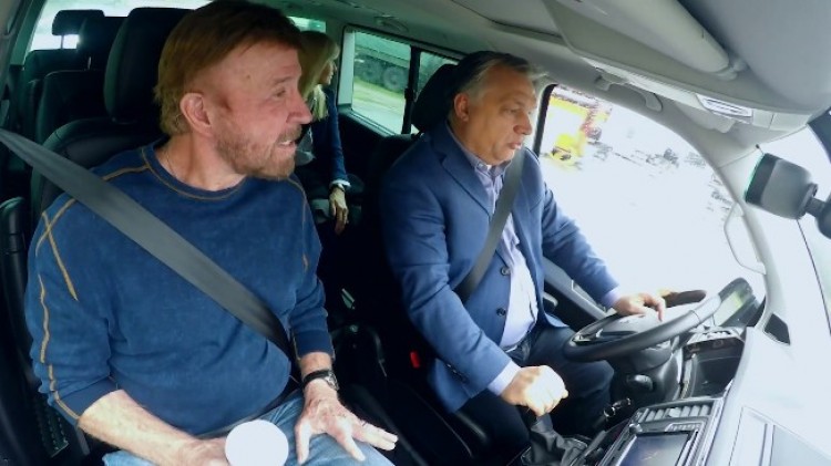 Videó – Orbán Viktor fuvarozta Budapesten Chuck Norrist