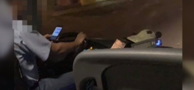 Videó – Vezetés közben a mobilját nyomkodta egy Bajára tartó busz sofőrje
