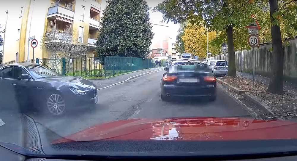 Instant karma a köbön, ahogy ez a két tahó autós megszívta